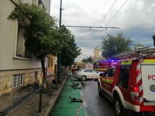 Baleset Kolozsváron: a tűzoltók mentettek ki egy autóba szorult nőt