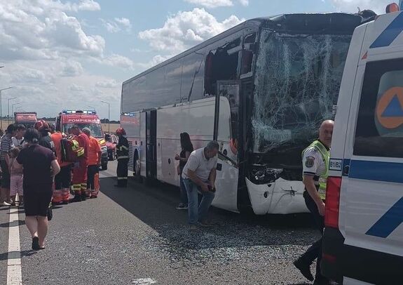 Vörös riasztás: Autóbusz és kamion ütközött – 12 utas sérült meg, köztük gyermekek