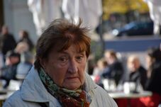 Amikor a segítségnek ára van: egyre több idős embert szemelnek ki a „jóakarók”