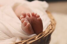 Döbbenetes: egy másik nő okmányaival szült, majd neki ajándékozta a kisbabáját