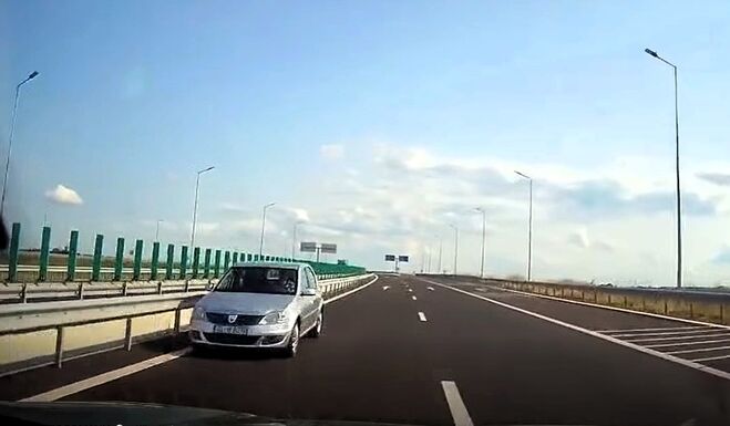 Forgalommal szemben hajtott fel az autópályára, nem mozdult a belső sávról (VIDEÓ)