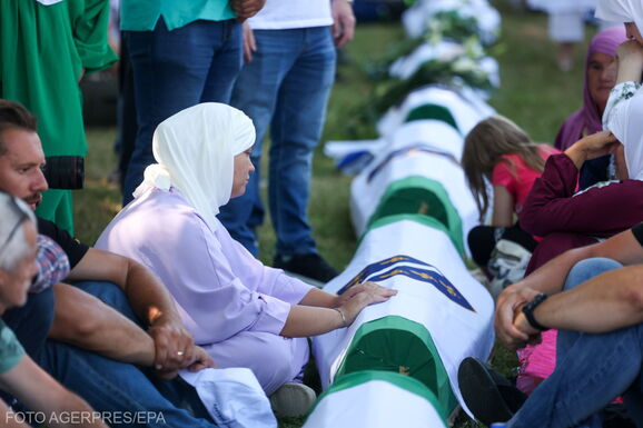 Tíz újonnan azonosított áldozatot temettek el a srebrenicai megemlékezésen