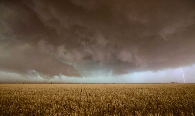 Újabb időjárási riasztások: Erdélyben is záporok, viharos idő várható