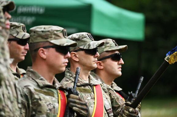 Cselédként bánt a katonáival, és a sereg pénzéből öltözködött a korrupt parancsnok  