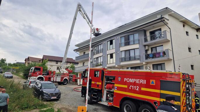 Tűz ütött ki egy besztercei tömbház tetején, egy tűzoltó megsérült