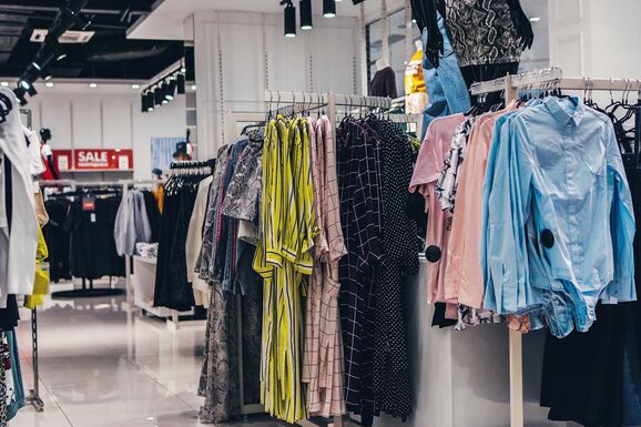 Vége a pazarlásnak? – Életbe lépett az eladatlan ruhák és cipők megsemmisítésének tilalma