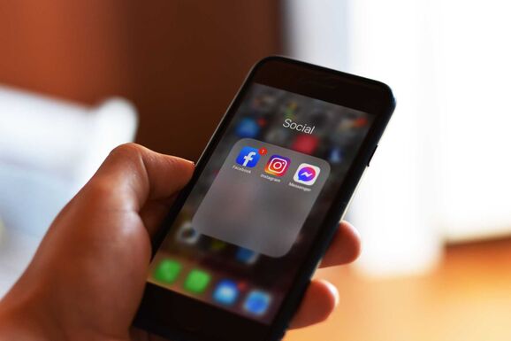 Az EU beleolvasna az üzeneteinkbe? – Így változhat meg a mobilunk és a privát beszélgetéseink sorsa