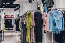 Vége a pazarlásnak? – Életbe lépett az eladatlan ruhák és cipők megsemmisítésének tilalma 