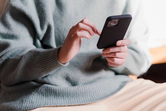 Újabb SMS-es csalási hullámra figyelmeztet a szakhatóság