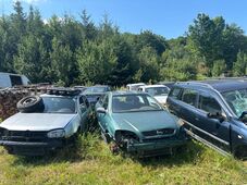 Illegális autótemető Máréfalván: 33 roncsautót halmozott fel az udvarán egy helyi lakos