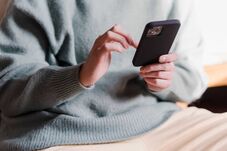 Újabb SMS-es csalási hullámra figyelmeztet a szakhatóság
