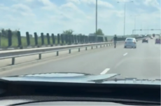 Rollerrel, védőfelszerelés nélkül száguldott az autópályán egy fiatal (VIDEÓ)
