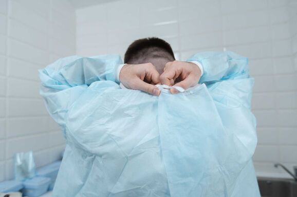 Nagy értékben találtak orvosi implantátumokat ortopéd orvosok öltözőszekrényeiben