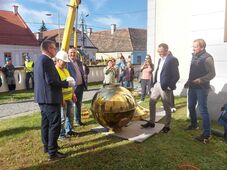 A jövőnek üzent Gyergyószentmiklós: új időkapszula került a templomtoronyba