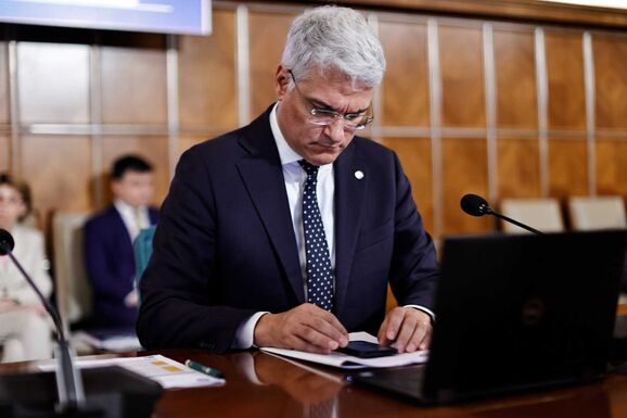 Grindeanu vádaskodik, Pîslaru bírósággal fenyeget
