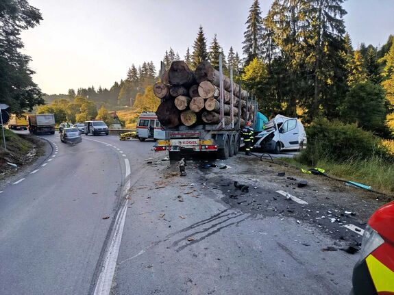 Halálos baleset Homoródfürdőn – Nyerges vontató ütközött kisteherautóval