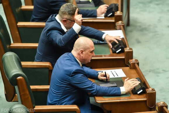 A szenátus is elfogadta a SAFE-hitelmegállapodást jóváhagyó törvénytervezetet