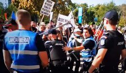 Bevetették a könnygázt a tüntető juhászok ellen (VIDEÓ) 