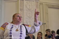 FRISSÍTVE – Baleset: kórházba került Diana Șoșoacă