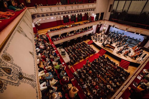Döntött a Maros Megyei Tanács a parkolófejlesztésről és új kulturális díjszabásokról (X)