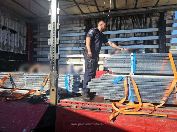 Eszméletlen állapotban találtak két marokkói illegális bevándorlót egy kamionban