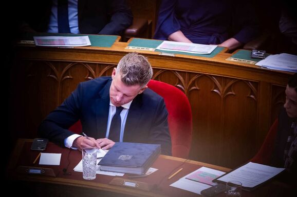 Üzent Magyar Péter, kritikus napok következnek