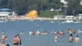 Drón csapódott egy turistákkal teli strandra, heten meghaltak, köztük három gyermek (VIDEÓ)