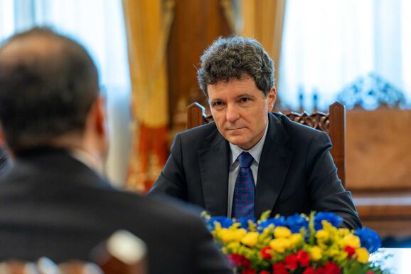 Újabb egyeztetés az egységes bértörvényről: kockára tett PNRR-pénzek
