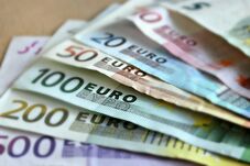 Néhány év alatt kb. 900 ezerrel nőtt az 1000 eurónál többet keresők száma