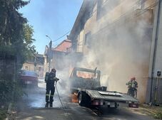 Felrobbant az akkumulátor – Kiégett egy kisteherautó, egy személy megsérült (VIDEÓ)