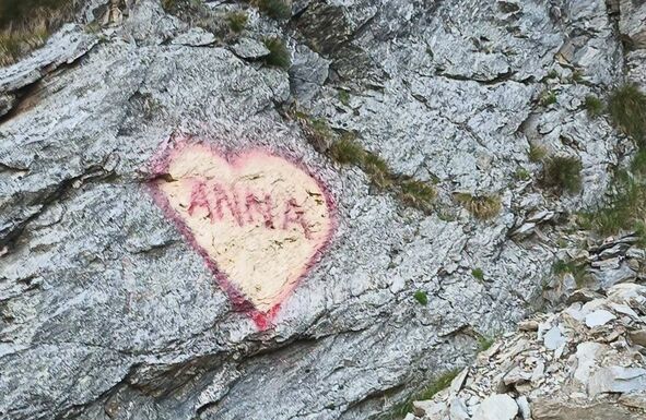 Kőre festett szerelem – Megbüntethetik a transzfogarasi sziklát vandalizáló férfit (VIDEÓ)