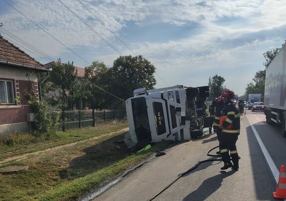 Felborult egy dinnyét szállító teherautó (VIDEÓ)