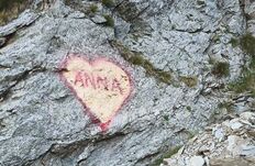 „Csak egy szív?” – kemény üzenetet fogalmazott meg egy rendőr a transzfogarasi vandalizmus nyomán