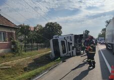 Felborult egy dinnyét szállító teherautó (VIDEÓ)