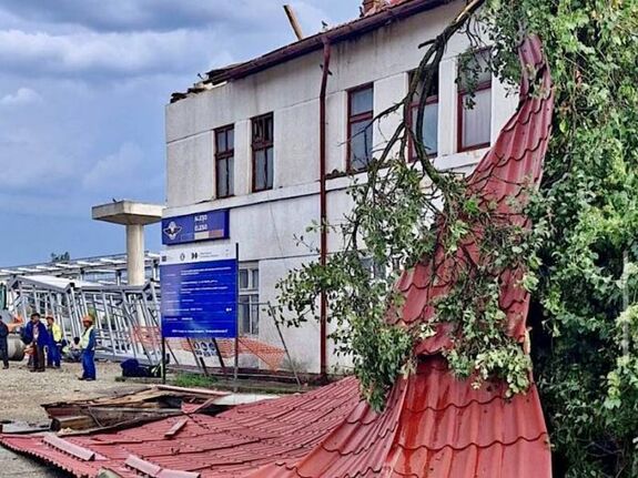 Viharok taroltak Erdélyben: tetőket tépett le a szél, tucatnyi autó megrongálódott
