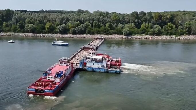Kővel megrakott uszályokat süllyesztettek a Dunába a cernavodai atomerőmű üzemben tartásáért