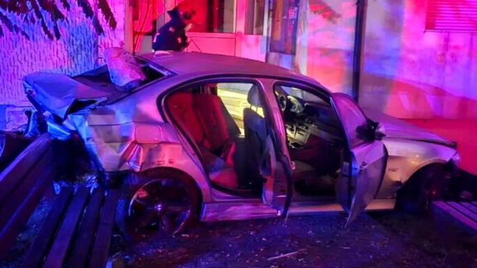 Tömbháznak csapódott az autó, hárman kórházba kerültek