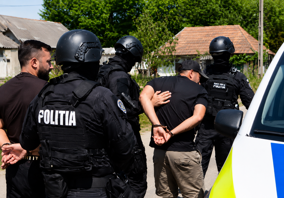 Heten kerültek előzetes letartóztatásba a mentőautó elleni támadás miatt 
