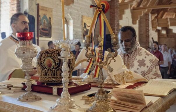 Ugandai pap szentelte fel a filmrendező pópa illegális templomának oltárát