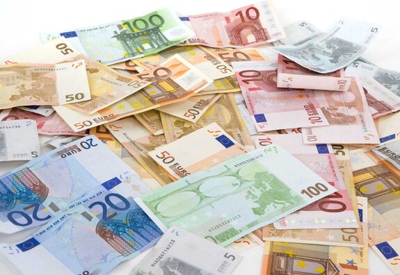 Milliárdokba került az euró árfolyamának kordában tartása