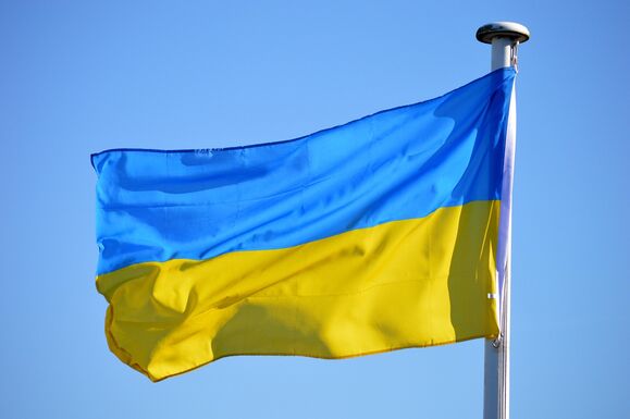 Berágtak a koszovóiak Zelenszkijre, eltávolították az ukrán zászlót Pristinából