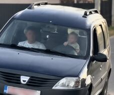 Egy 11 hónapos kisbabát ültettek a kormány mögé: az édesanyja filmezte (VIDEÓ)