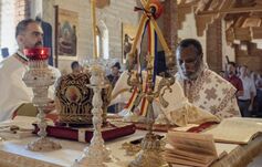 Ugandai pap szentelte fel a filmrendező pópa illegális templomának oltárát