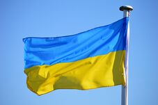 Berágtak a koszovóiak Zelenszkijre, eltávolították az ukrán zászlót Pristinából