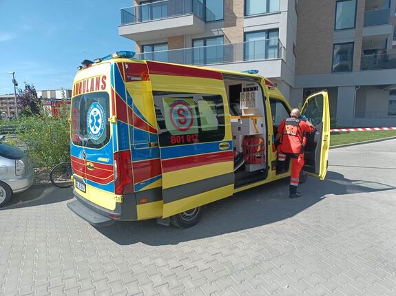 Pokróccal mentettek meg egy erkélyről lezuhanó négyéves kislányt (VIDEÓ)