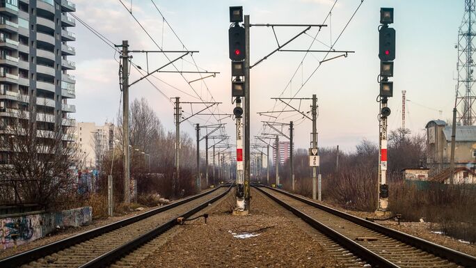 Veszélyben a vasutasok fizetése, a szakszervezet szerint lebénulhat a rendszer