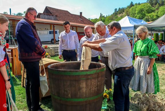 A megmaradás és az összetartozás jegyében öntötték össze a búzát Zsobokon