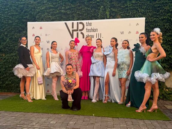 Arany Jánostól a Glamour-gáláig Varga Rákhel nagyszalontai divattervezővel