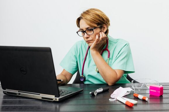 Szeptember 1-jétől nem lesz szükség egészségügyi kártyára – Indul a digitális portál