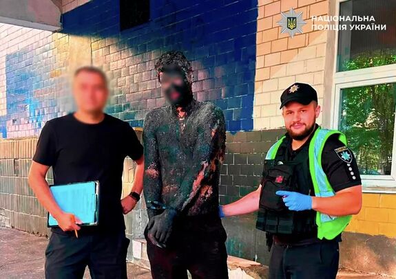 Szurokkal álcázta magát egy tolvaj – Öt órán át mosták le róla a rendőrök